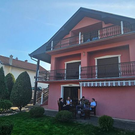 Guest House Lona Golubăţ Exterior foto