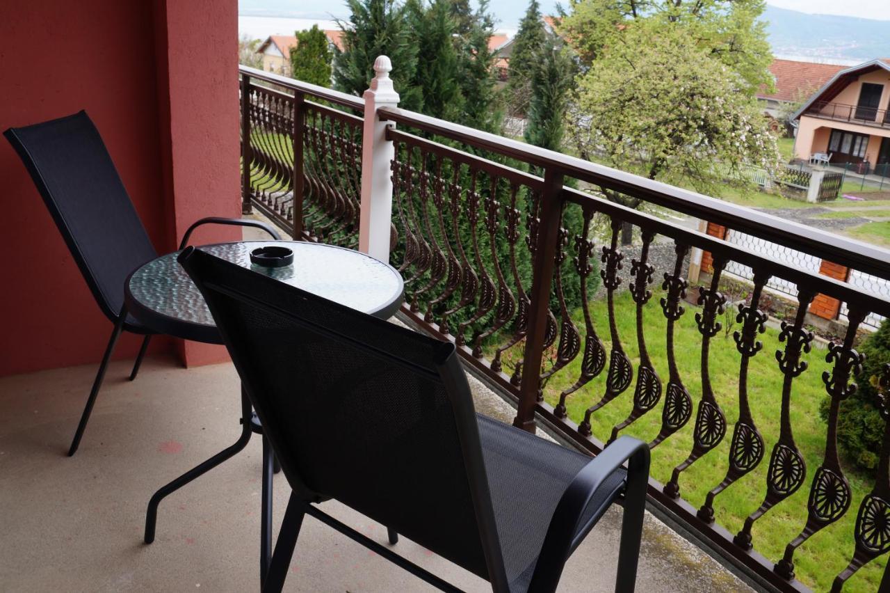 Guest House Lona Golubăţ Exterior foto
